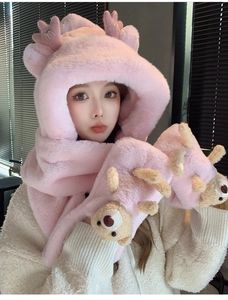Détail de la peluche épaisse rose et de la capuche ours mignonne avec bois de renne