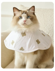 Detalle del collar isabelino suave para gatos con estampado de ositos color marrón