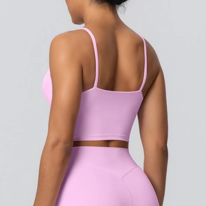 Détails du dos d'un soutien-gorge de sport rose avec fines bretelles et dos ouvert carré