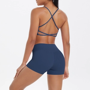 Détail du soutien-gorge de yoga dos croisé et short de fitness en tissu bleu foncé
