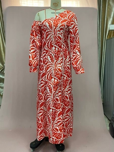 Détail de l'imprimé paisley rouge et blanc sur une robe longue d'été à épaule dénudée