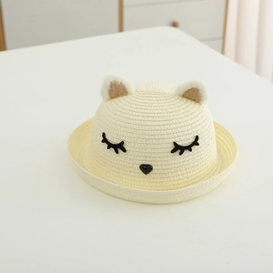 Dettaglio cappello di paglia crema per bambini con orecchie di gatto e ricamo