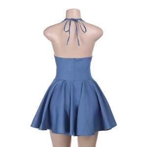 Dettaglio dell'abito denim a lupetto blu con schiena scoperta e lacci regolabili