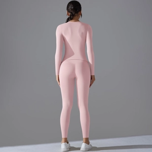 Vue arrière de l'ensemble de yoga rose à manches longues avec leggings à taille haute