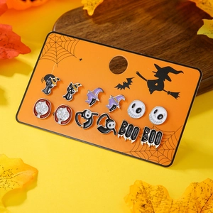 Detail-Set mit 6 Paaren Halloween-Ohrsteckern mit Geistern und schwarzen Katzen auf Karte
