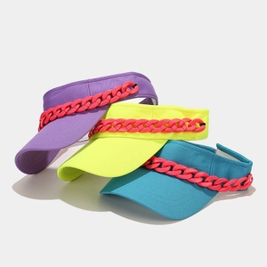 Visières de soleil nordiques pour femmes avec chaîne acrylique en violet, jaune et bleu