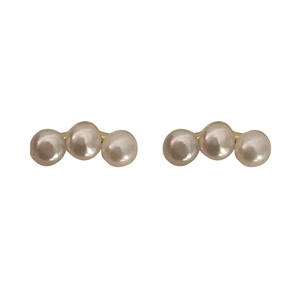 Elegant gold earrings featuring three aligned pearls with a natural lustrous finish