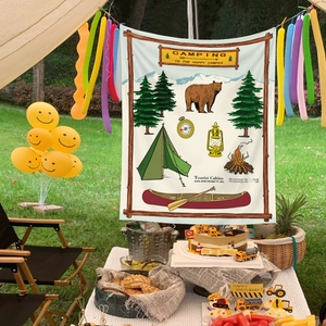 Détail de tapisserie de camping vintage avec illustrations rétro de tentes et d'ours