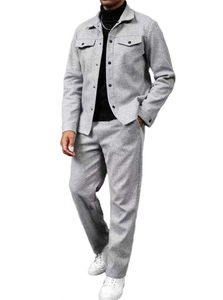 Détail d'une veste de costume décontractée grise pour homme avec boutons et texture