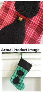 Détails de chaussettes de Noël à carreaux avec silhouettes de chien et grelots