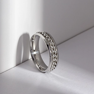 Detailed view of a silver stainless steel 6mm spinner ring with rotatable chain inlay