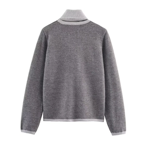 Jersey de punto gris con manga larga y bordes acanalados en contraste sobre fondo blanco