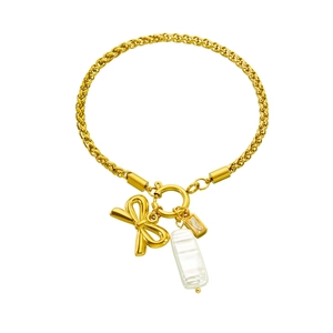 Bracelet doré à chaîne torsadée avec pendentifs nœud, nacre et zircon sur fond blanc