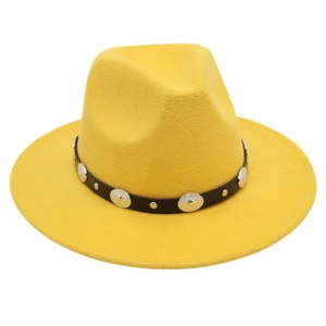 Detail eines gelben Fedoras mit schwarzem Lederband und silbernen Metallnieten