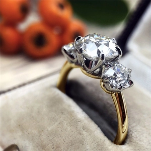 Macroshot van tweekleurige gouden ring met vintage zirkonia in een fluwelen doos