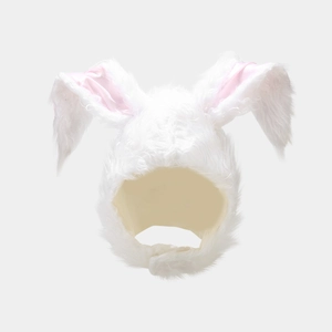 Détail des oreilles de lapin en peluche blanche douce avec doublure rose et velcro