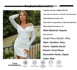 Dettaglio dell'elegante tessuto con paillettes e arricciature sull'abito corto con scollo