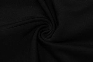 Gros plan sur la texture du tricot noir et le drapé de l'ensemble léopard