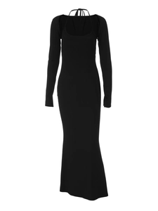 Elegante abito lungo nero aderente con maniche lunghe e particolare scollatura all'americana