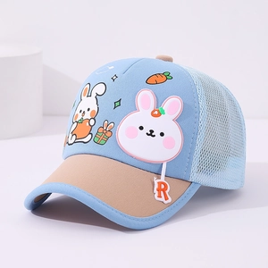 Détail d'une casquette enfant avec motif lapin, dos en maille et pendentif lettre R