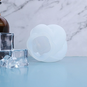 Détail du moule en silicone en forme de rose pour savons et bougies avec pétales texturés