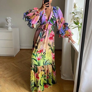 Detalle del estampado floral y de leopardo en un vestido maxi con cuello en V degradado
