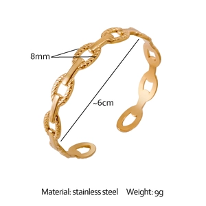 Dettaglio di un bracciale a catena ritorta in acciaio inossidabile dorato, larghezza 8 mm