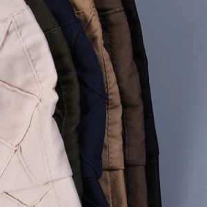 Detailaufnahme der Twill-Textur von gewaschenem Baumwollstoff in verschiedenen Farben
