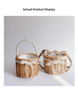 Détail du sac seau tissé avec poignée en perles et décoration en dentelle et ruban