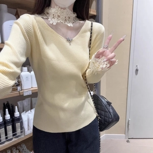Pull en tricot jaune clair ajusté avec col en dentelle française et manches longues