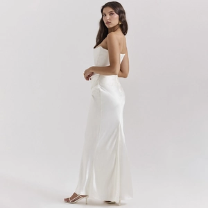 Robe longue élégante en satin blanc sans bretelles avec taille haute pour femme