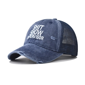 Detail der gewaschenen blauen Trucker-Mütze mit Stickerei und abgenutzter Krempe