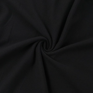 Macro del morbido tessuto in maglia a coste nere che mostra la trama e il drappeggio