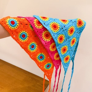 Foulard triangle au crochet fait main avec tournesols en orange, rose et bleu