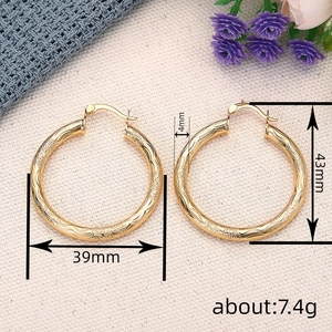 Orecchini a cerchio dorati con texture ondulata, 39mm, gioielli eleganti stile francese