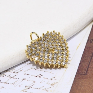 Eleganter Herzanhänger in Gold mit Zirkon-Mikropavé auf einem Vintage-Papierhintergrund