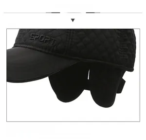 Vue détaillée de la casquette d'hiver matelassée avec protection d'oreilles pliable