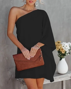 Détail d'une mini robe noire à une épaule avec une coupe asymétrique sans manches