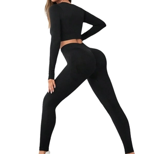 Ensemble de yoga noir deux pièces avec haut court manches longues et legging taille haute