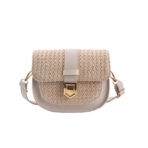 Minimalistische Stroh-Satteltasche mit cremefarbenem Kunstleder und goldener Schnalle