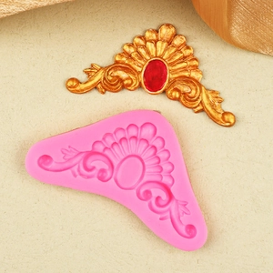 Molde de silicona estilo barroco para fondant con relieve y ejemplo en color dorado