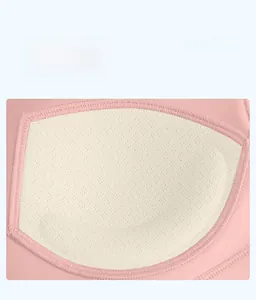 Dettaglio della fodera in rete traspirante e coppe fisse sul reggiseno sportivo rosa