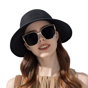 Eleganter Strohhut mit breiter Krempe in Schwarz und cremefarbener quadratischer Sonnenbrille