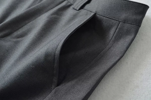 Detailansicht der dunkelgrauen weiten Hose mit hoher Taille, Taschen und Twill-Gewebe