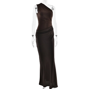 Détail d'une élégante robe de soirée asymétrique marron foncé avec fronces et longueur sol