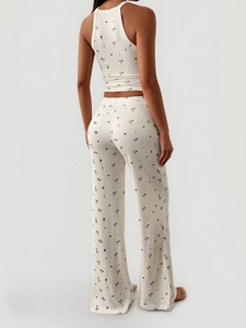 Vue arrière d'un ensemble de yoga deux pièces avec haut sans manches et pantalon large