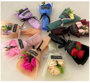 Bunte Seifenrosensträuße in verschiedenen Farben als Geschenk und Dekoration