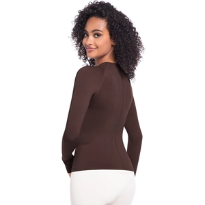 Dettaglio maglia sportiva a maniche lunghe marrone scuro con cuciture posteriori sagomate