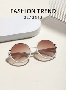Detailansicht der weißen übergroßen Rundbrille mit braunen Verlaufsgläsern und Bügelcodes