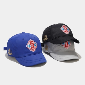 Ricamo dettagliato su cappellini da baseball colorati con motivi etnici e decori dorati